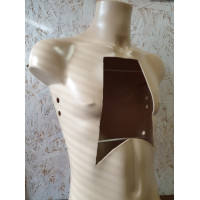 Муляж грудной клетки с имитацией срединной стернотомии с двумя силиконовыми трубками внутри, имитирующие аорту и полые вены с отверстиями для канюляции.